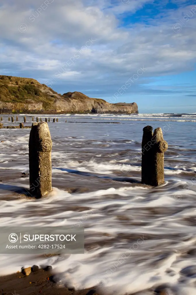 England, North Yorkshire, Sandsend. Waves from the North sea washing onto the shore around Groynes on Sandsend beach near Whitby on the North Yorkshire Coast.