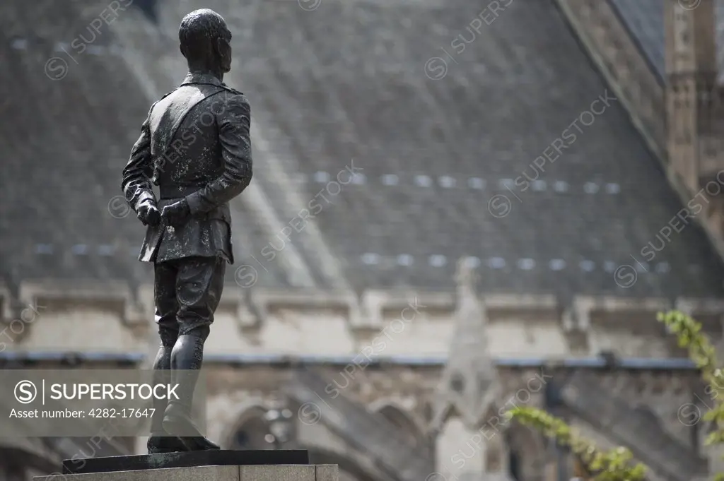 England, London, Westminster. Jacob Epstein statue of Field Marshal Jan Christiaan Smuts in Parliament Square in central London with Westminster Hall in the background.