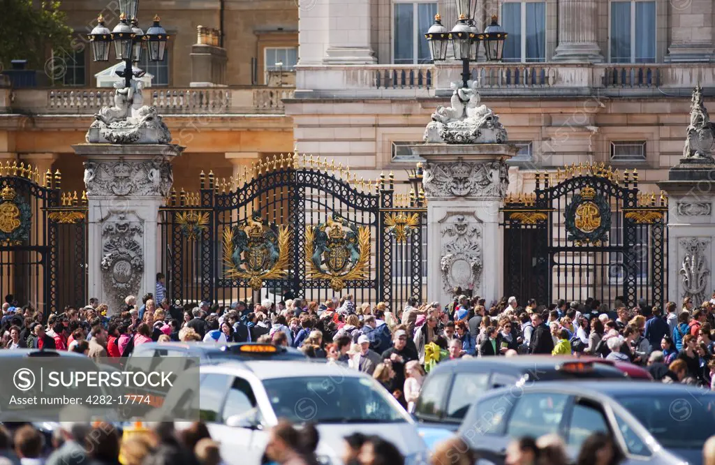 England, London, Buckingham Palace. Crowds of tourists and well wishers outside the gates of Buckingham Palace in central London, a day before the Royal Wedding of Prince William and Catherine Middleton.