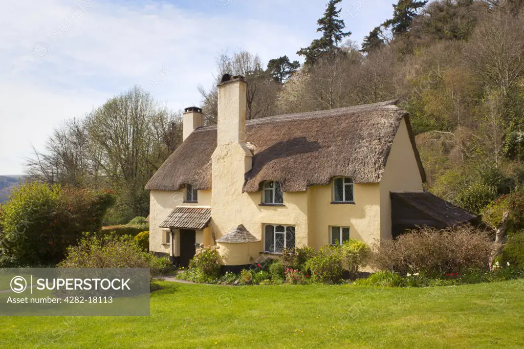 England, Somerset, Selworthy. Thatched cottage in the small hamlet of Selworthy in Exmoor National Park.