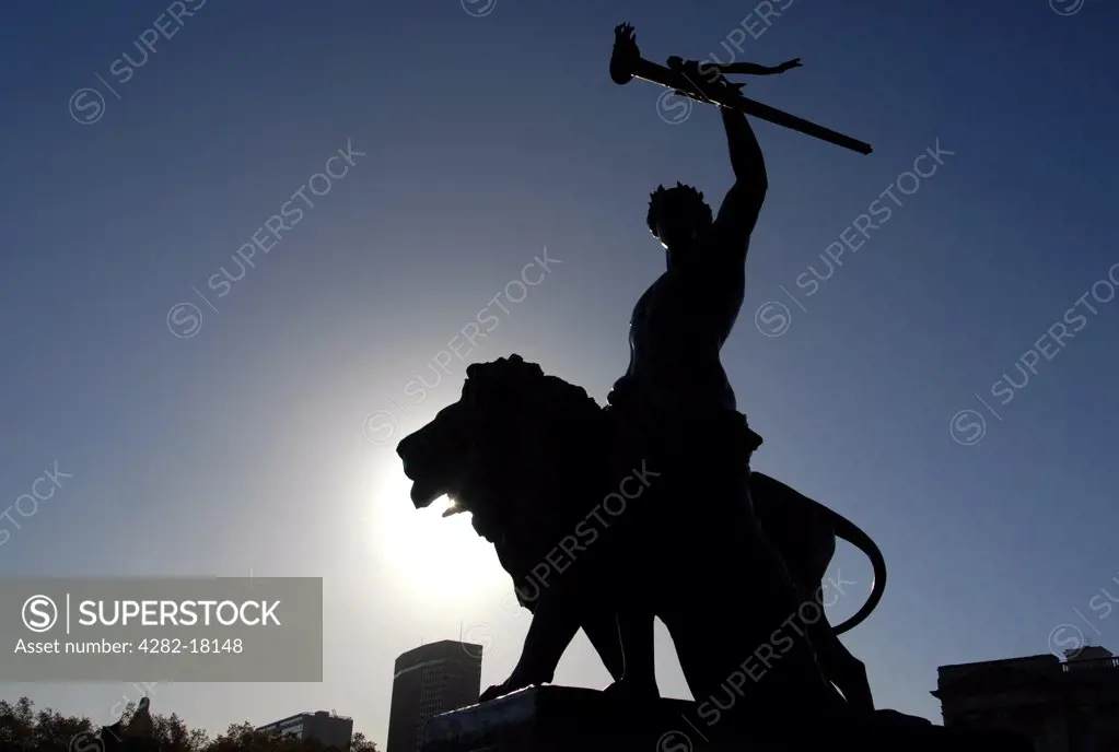 England, London, Buckingham Palace. Silhouette of the Queen Victoria Memorial.