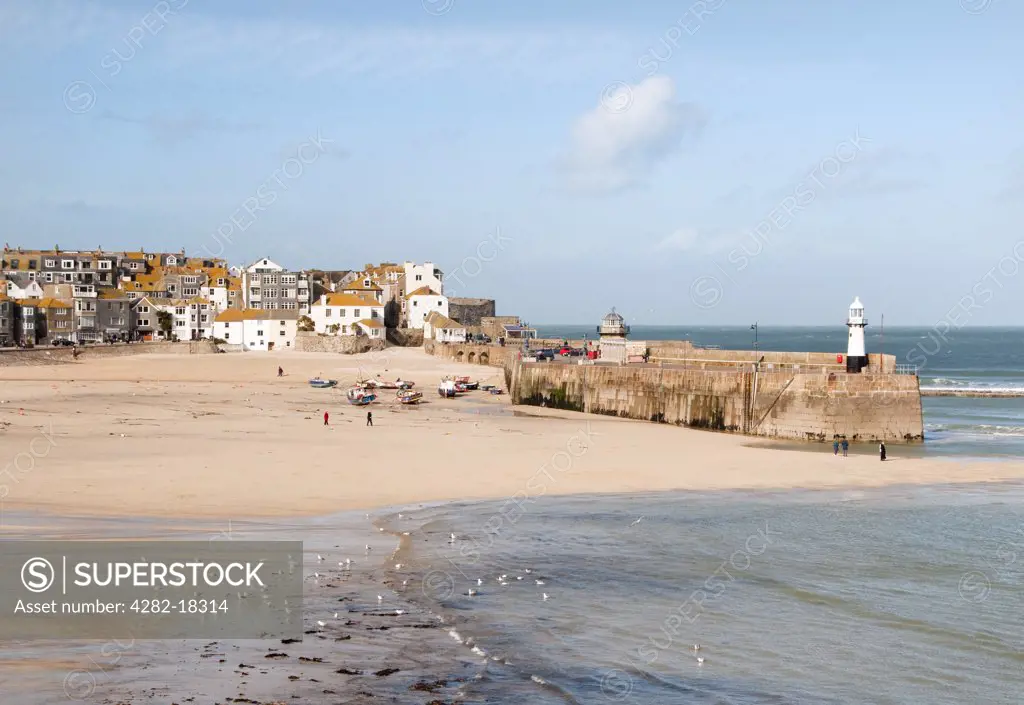 England, Cornwall, St. Ives. St. Ives harbour at low tide.