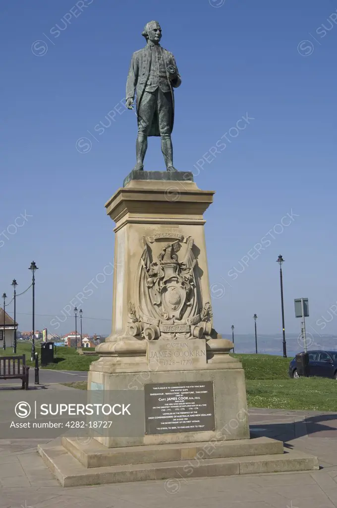 England, North Yorkshire, Whitby. Statue of Captain James Cook overlooking Whitby harbour. All Captain Cook's four ships - Endeavour, Resolution, Adventure and Discovery were built at Whitby.