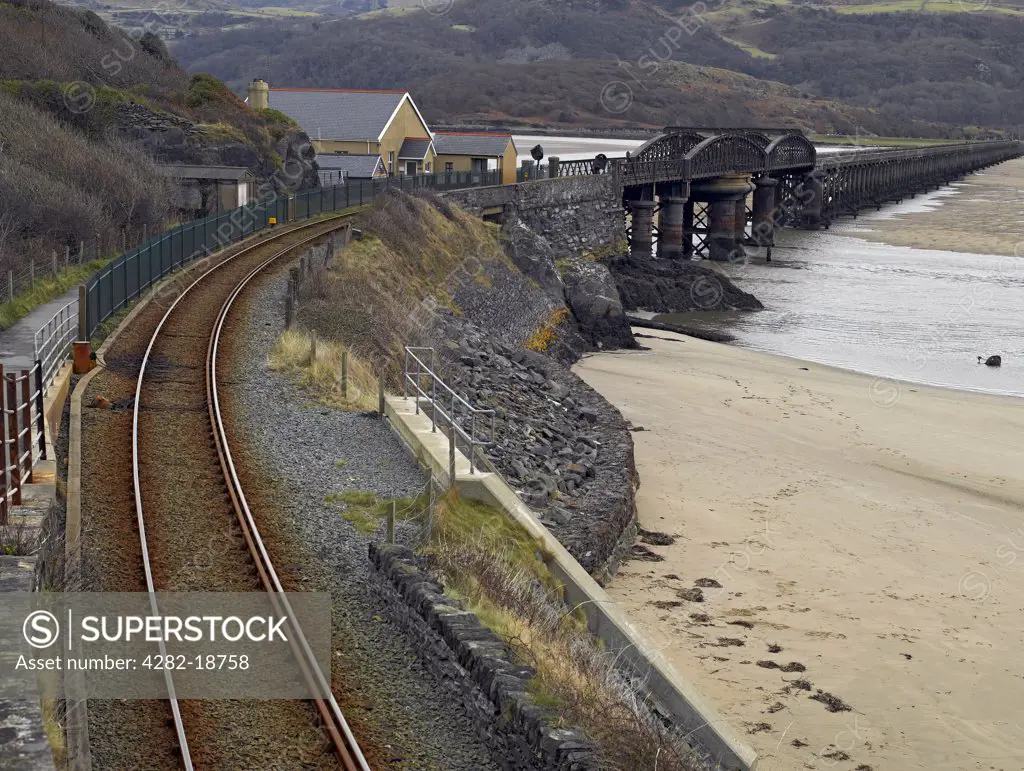 Wales, Gwynedd, Barmouth. Barmouth Bridge, a single track railway over the estuary of the Afon Mawddach river at low tide.