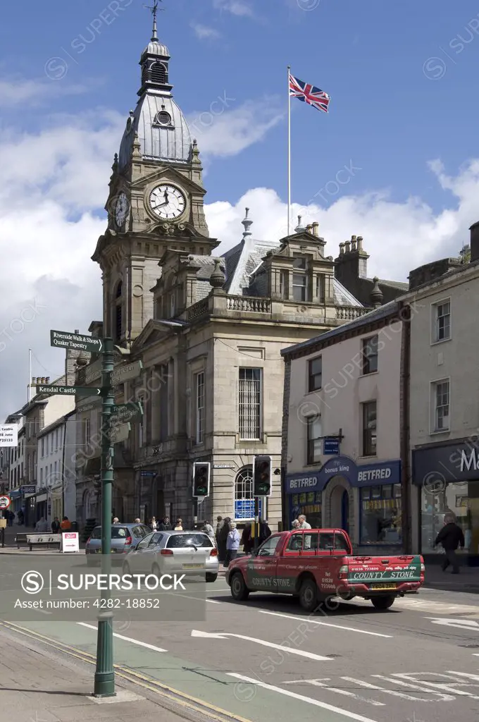 England, Cumbria, Kendal. Cars turning right at traffic lights by Kendal town hall in Stricklandgate.