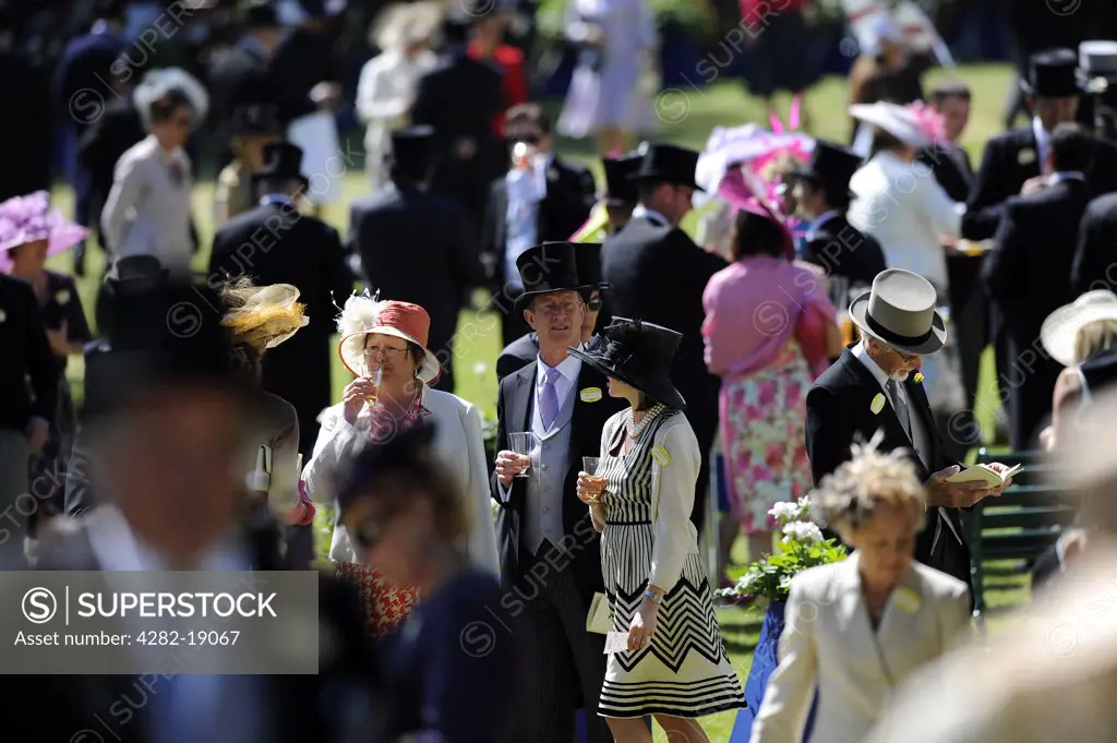 England, Berkshire, Ascot. Well-heeled racegoers in the Royal Enclosure during day two of Royal Ascot 2010.