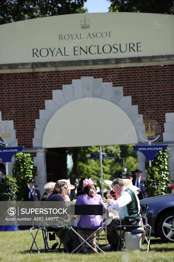 England, Berkshire, Ascot. Smartly dressed racegoers enjoying a picnic lunch in the car park close to the Royal Enclosure during day two of Royal Ascot 2010.