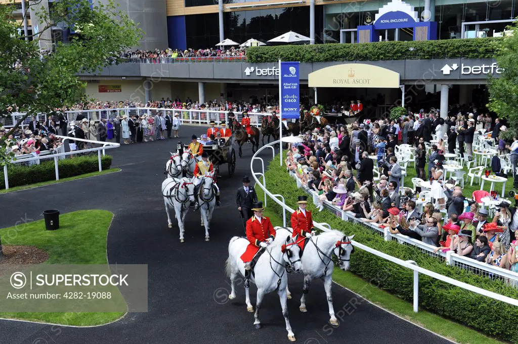 England, Berkshire, Ascot. The Royal procession on its way to the parade ring during day three of Royal Ascot 2010.