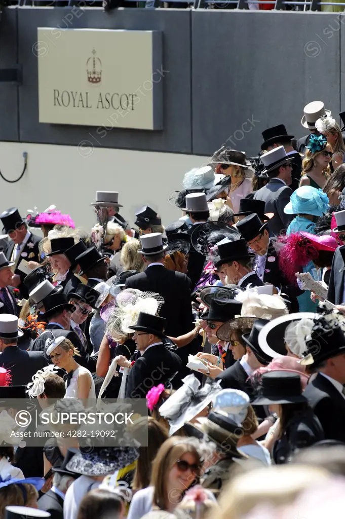 England, Berkshire, Ascot. Smartly dressed racegoers in the Royal Enclosure during day three of Royal Ascot 2010.