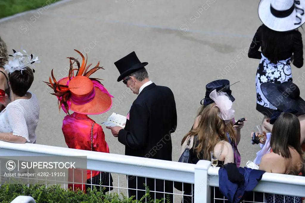 England, Berkshire, Ascot. Smartly dressed racegoers in the grandstand enclosure during day three of Royal Ascot 2010.