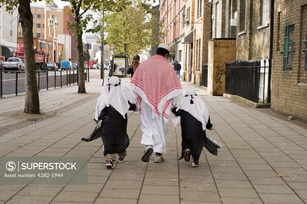 England, London, Whitechapel. Worshippers going to the mosque in Whitechapel. Mosques originated on the Arabian Peninsula as places for worship and prayer.