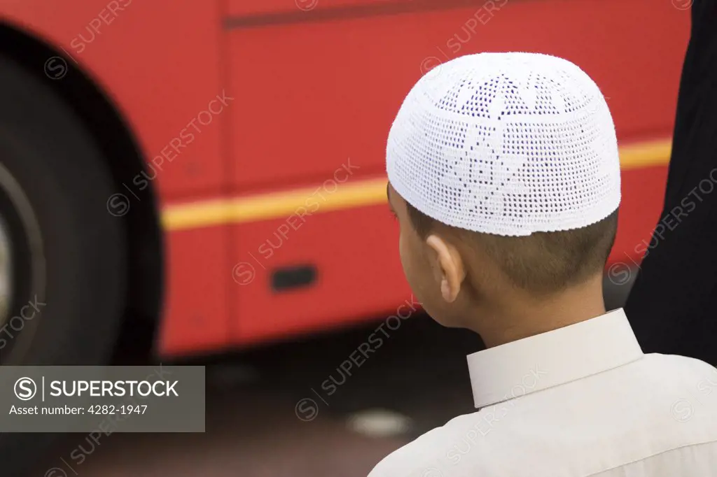 England, London, Whitechapel. Worshipper going to the mosque in Whitechapel. Mosques originated on the Arabian Peninsula as places for worship and prayer.