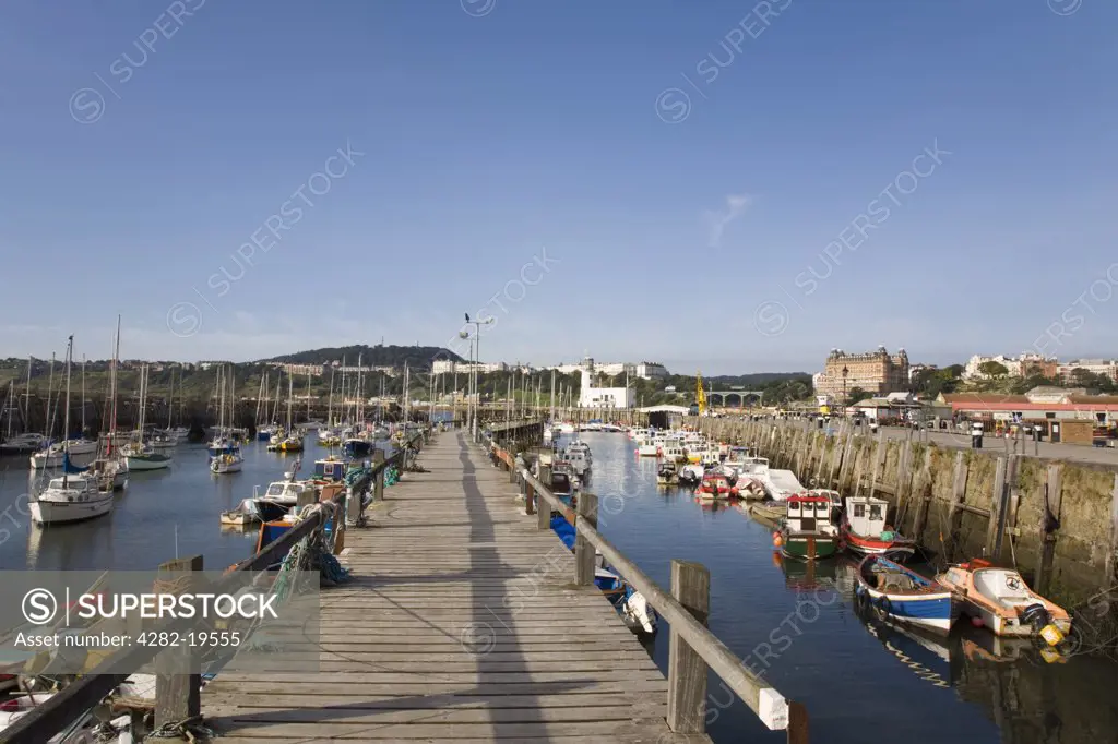 England, Yorkshire, Scarborough. A view of the jetty at East Harbour marina. Scarborough is a tidal harbour which means that at low water on low water springs the outer harbour is figuratively dry.