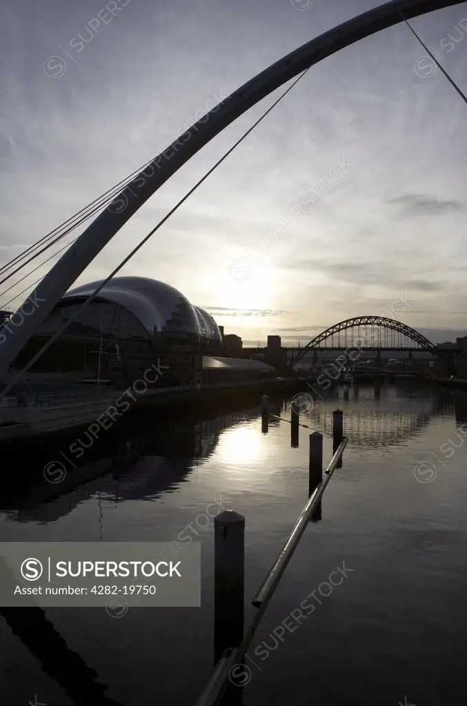 England, Tyne and Wear, Gateshead. Millennium and Tyne Bridges and Sage Building at sunset. Designed by Lord Foster, the Sage Building is a centre of musical education and performance.