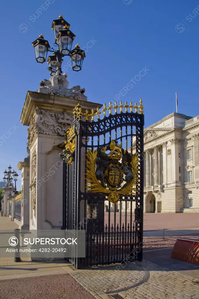 England, London, Buckingham Palace. Open gates outside Buckingham Palace.