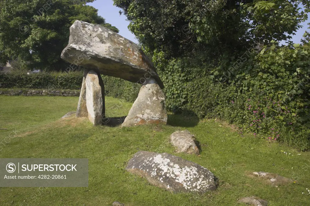 Wales, Pembrokeshire/ Sir Benfro, Newport. Carreg Coetan Arthur, a Neolithic chambered tomb dating back to over 5000 years, now part of the site of holiday village.