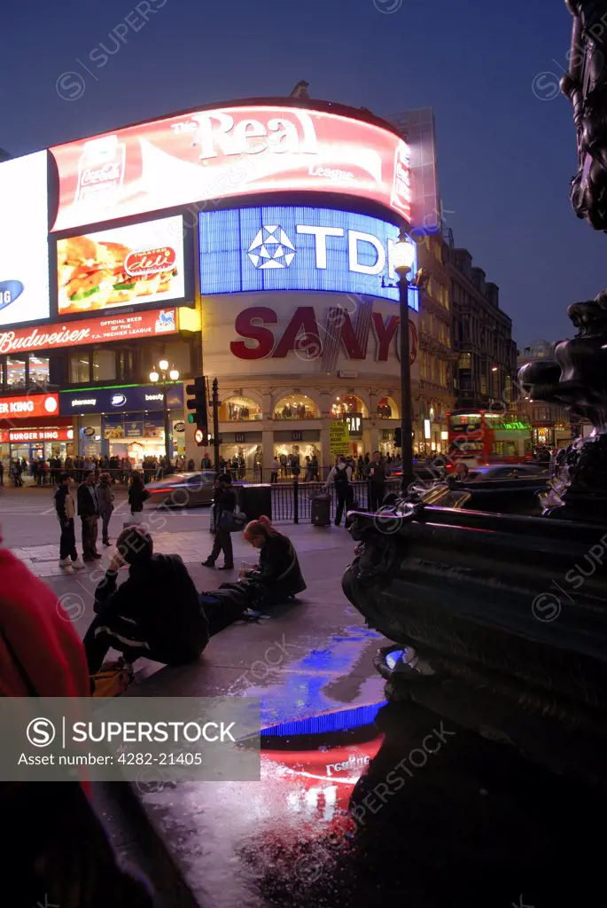 England, London, Piccadilly. Evening scene in Piccadilly Circus.