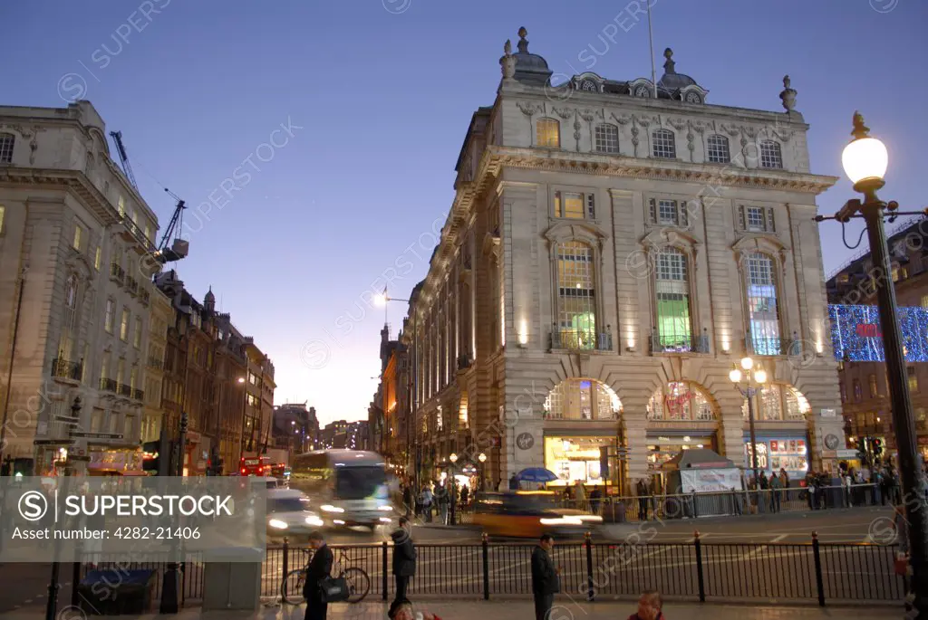 England, London, Piccadilly Circus. Evening traffic in Piccadilly Circus.