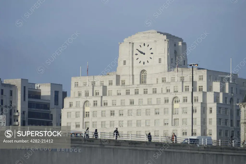 England, London, Shell Mex House. Shell Mex House beyond Waterloo Bridge. It was completed in 1930.