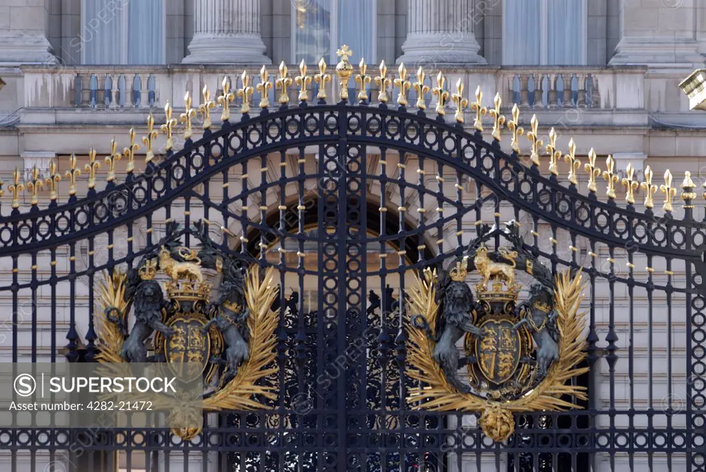 England, London, Buckingham Palace. The gates of Buckingham Palace.