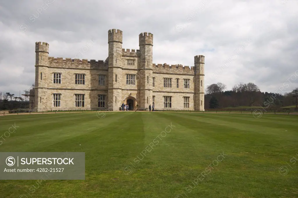 England, Kent, Leeds Castle. Exterior of Leeds Castle. It is often acclaimed as the most romantic castle in England, and is built on two adjacent islands in the river Len.