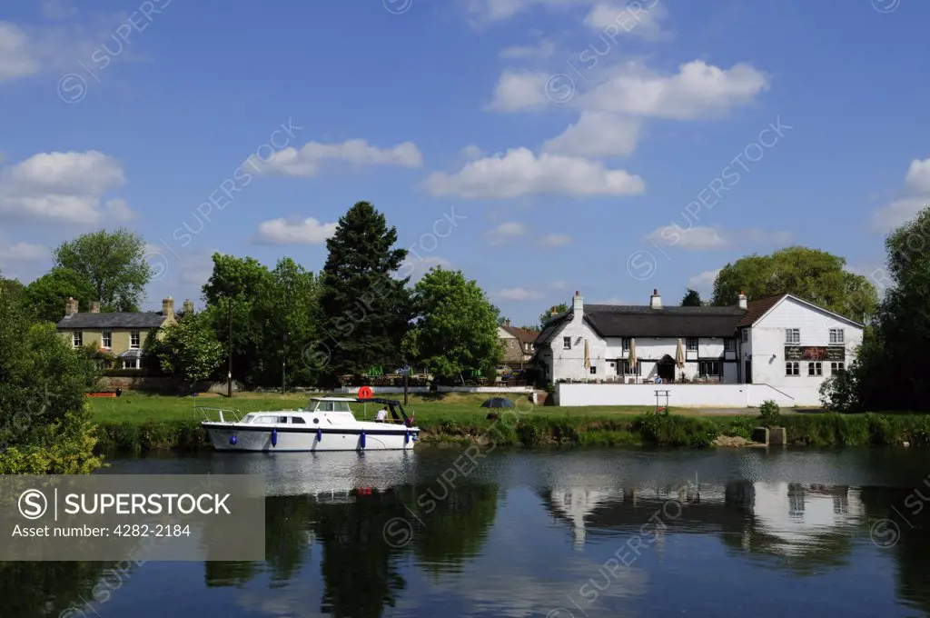 England, Cambridgeshire, Holywell. The Old ferry Boat Inn, England's oldest inn, by the River Great Ouse in Holywell.