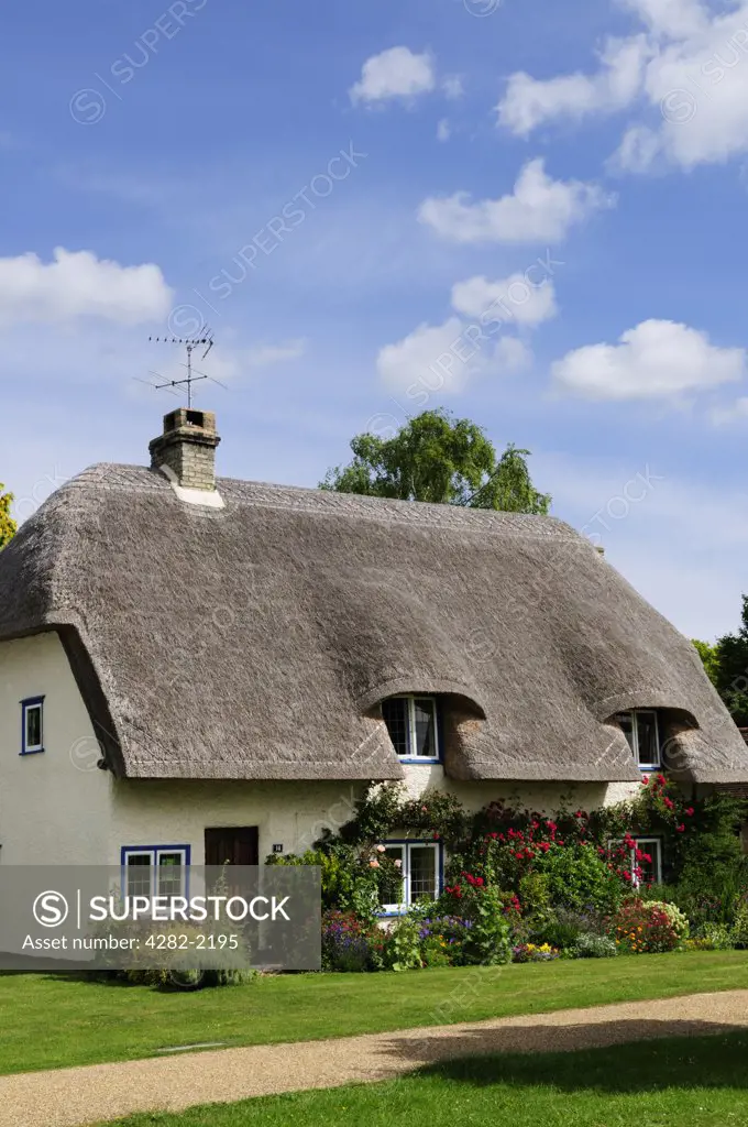 England, Cambridgeshire, Barrington. A pretty thatched cottage on the village green at Barrington.