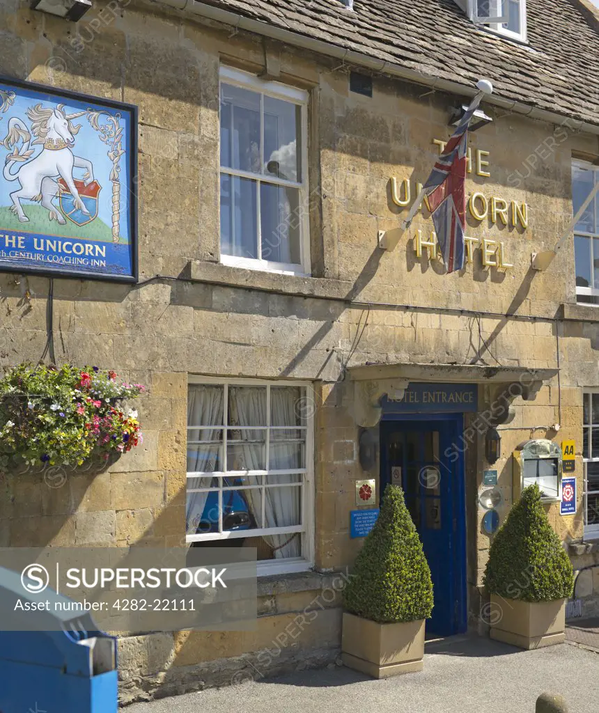 England, Gloucestershire, Stow-on-the-Wold. Exterior view of the 17th Century Unicorn Hotel in the Cotswolds village of Stow on the Wold.