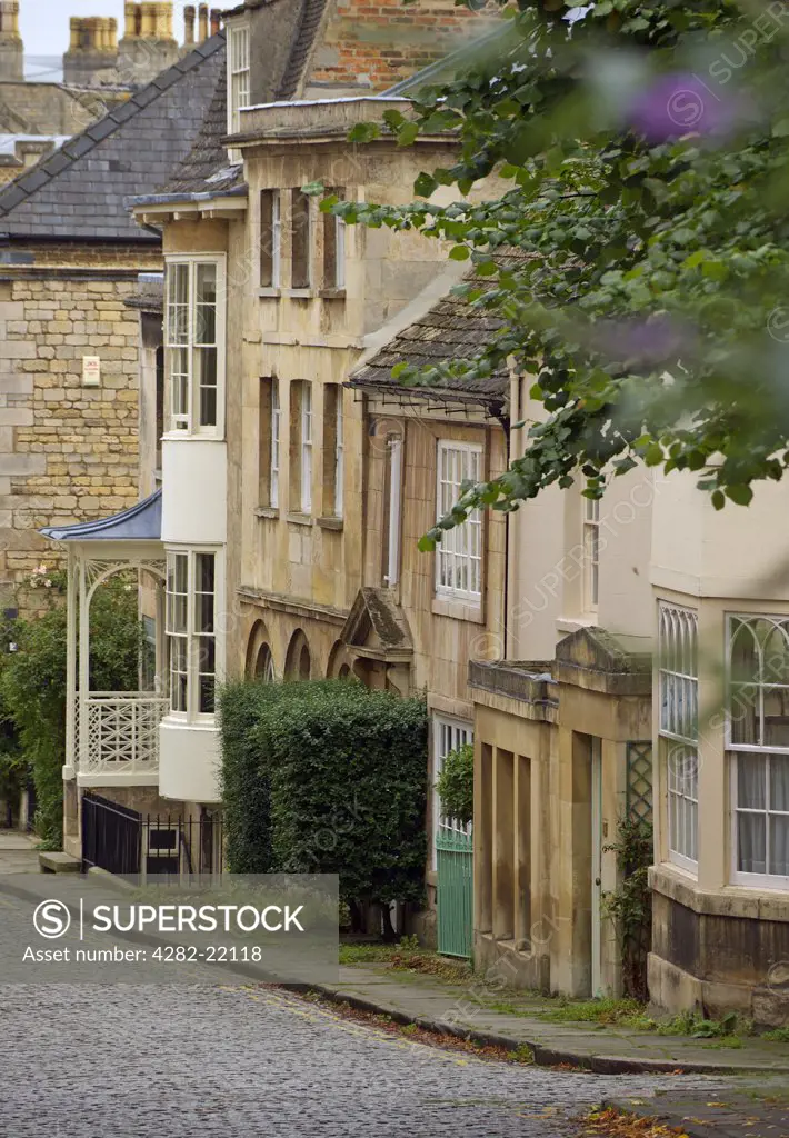 England, Lincolnshire, Stamford. A view down Barn Hill in the town of Stamford in Lincolnshire.