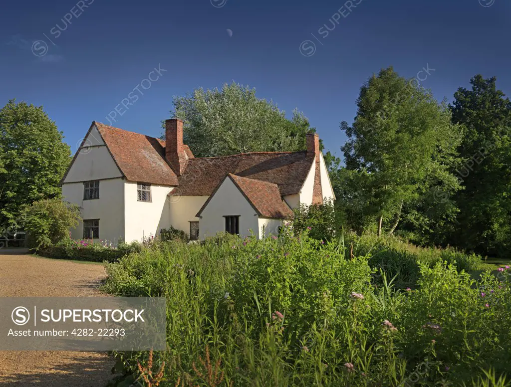 England, Suffolk, Flatford. Willy Lott's Cottage, a 16th-century cottage that features in John Constable's painting, The Hay Wain.