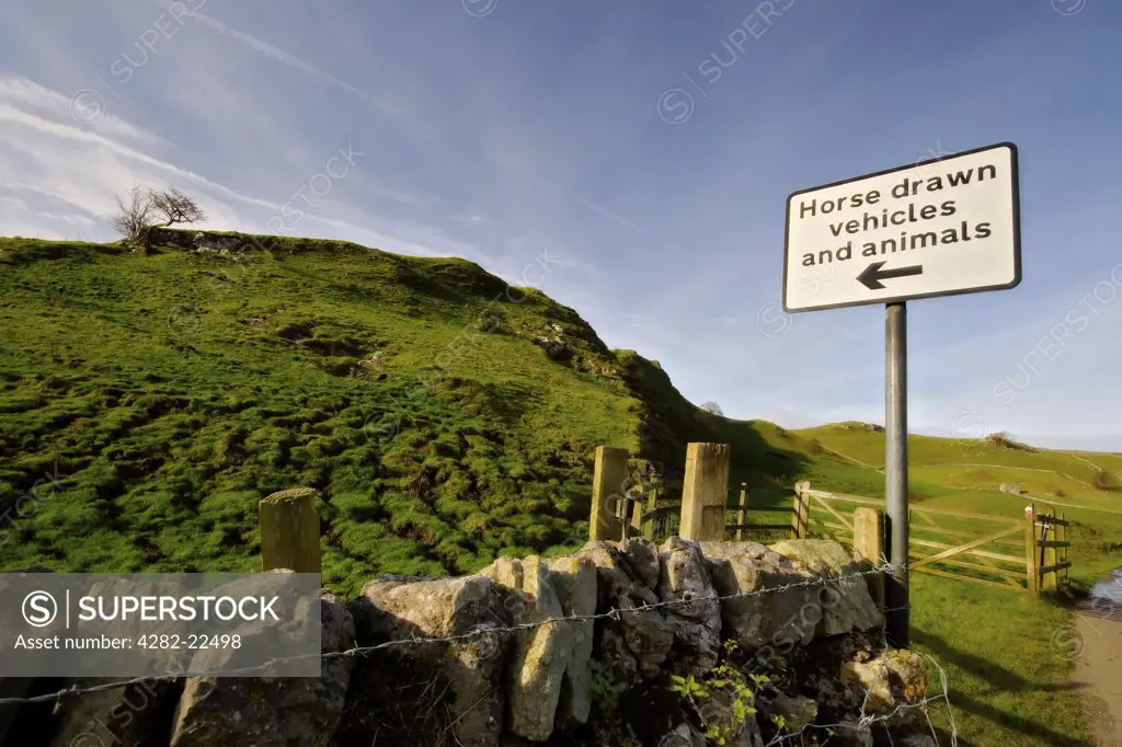 England, Derbyshire, Parkhouse Hil. A horse drawn vehicles sign next to a stone wall in the Peak District countryside.