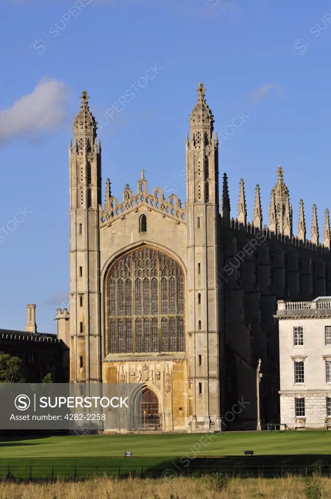 England, Cambridgeshire, Cambridge. Kings College Chapel, one of the most iconic buildings in the world, and is a splendid example of late Gothic (Perpendicular) architecture.