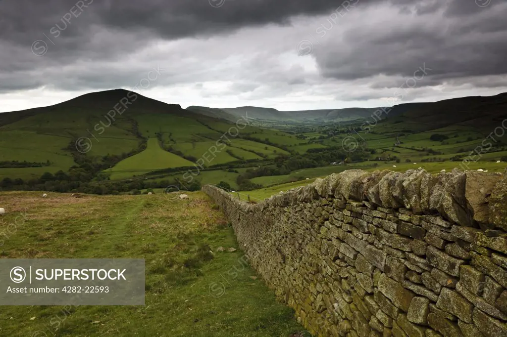 England, Derbyshire, Hope. A dry stone wall leading towards Lose Hill in the Peak District National Park.