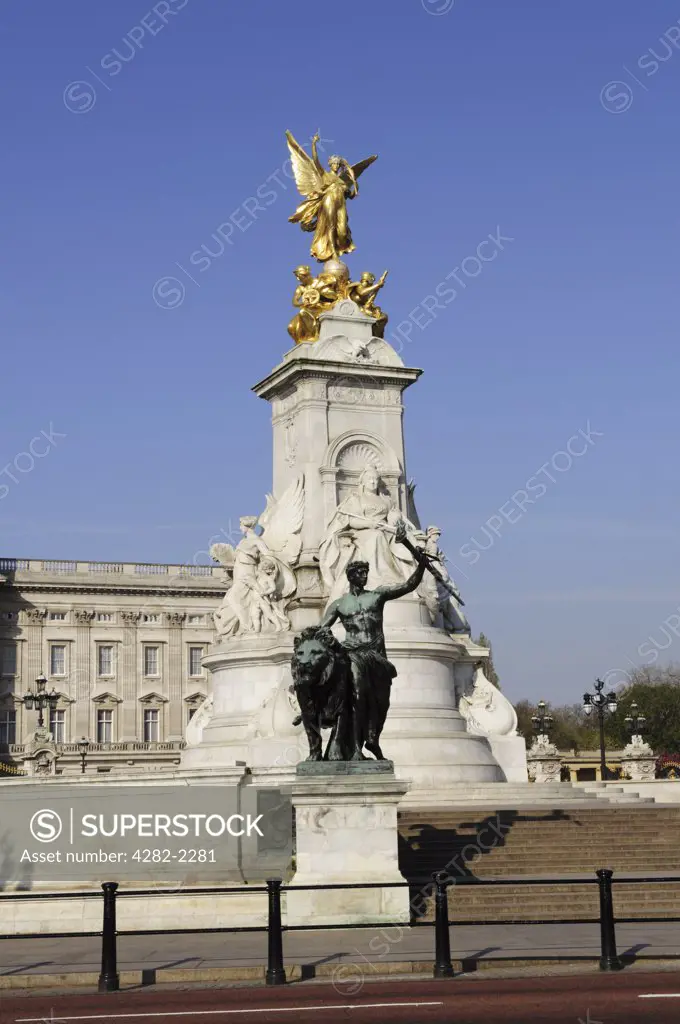 England, London, Buckingham Palace. The Queen Victoria Monument in Queen's Gardens outside Buckingham Palace.