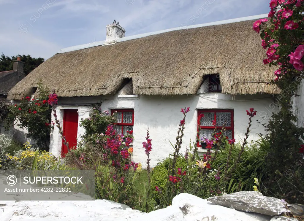 Republic of Ireland, County Louth, Clogherhead. Thatched cottage at Clogherhead, a small fishing village by the Irish sea on the Clogherhead Peninsula, a National Heritage Area.