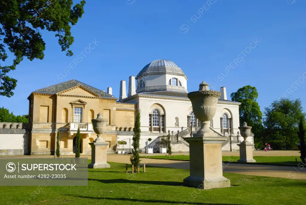 England, London, Chiswick. Chiswick House and gardens, a neo-Palladian villa built by the third Earl of Burlington in 1729 to showcase his art collection and to enthral his guests.