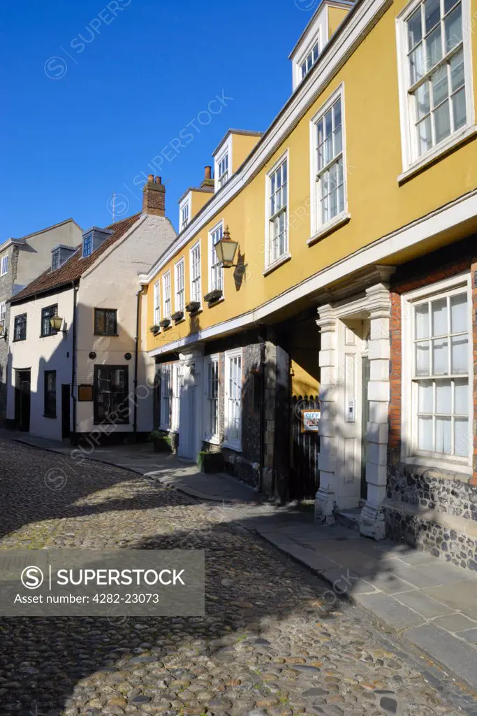 England, Norfolk, Norwich. Elm Hill, an historic cobbled lane in Norwich with many buildings dating back to the Tudor period.