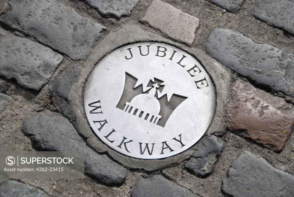 England, London, Covent Garden. A metal plaque on a cobbled pavement marking the Jubilee Walkway, a walk which connects a number of London's major tourist attractions.