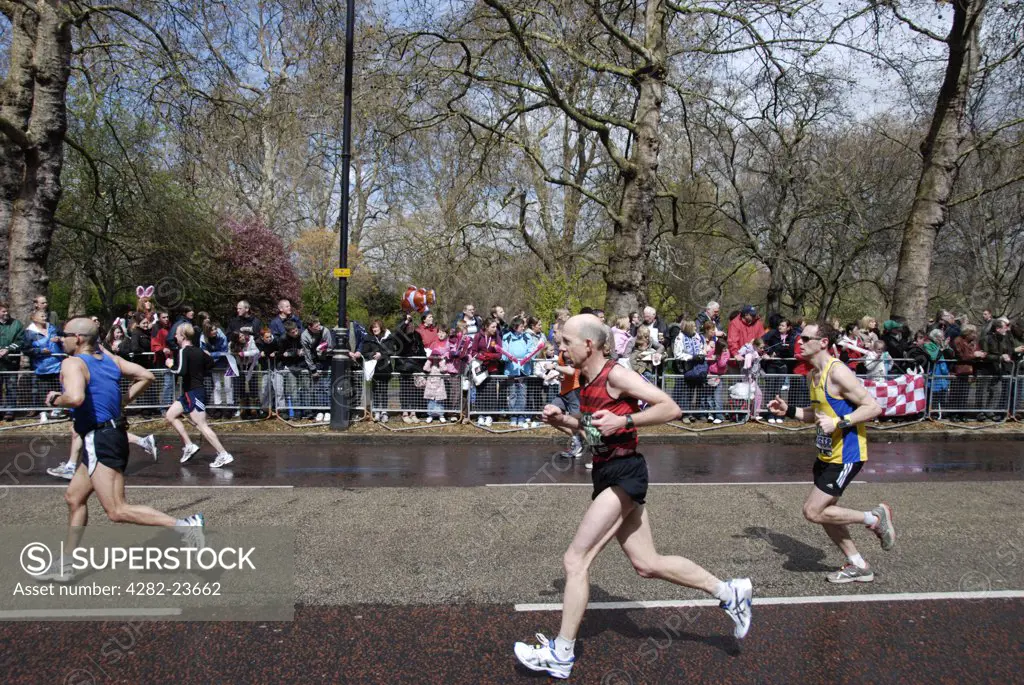 England, London, Westminster. Runners passing St James's Park at the 2008 London Marathon.