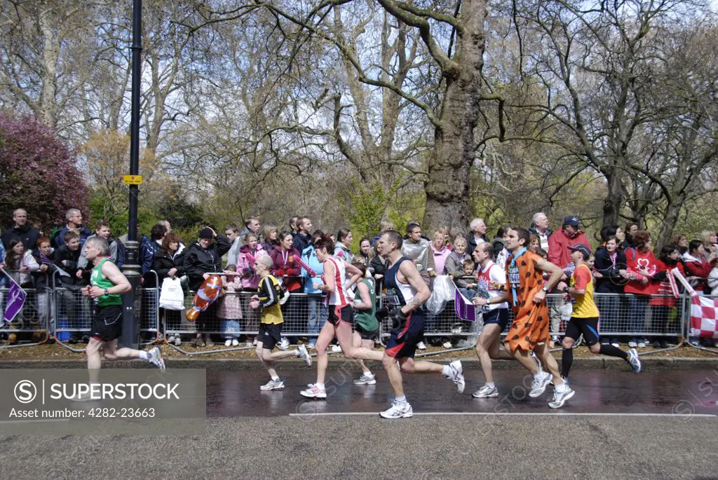 England, London, Westminster. Runners passing St James's Park at the 2008 London Marathon.