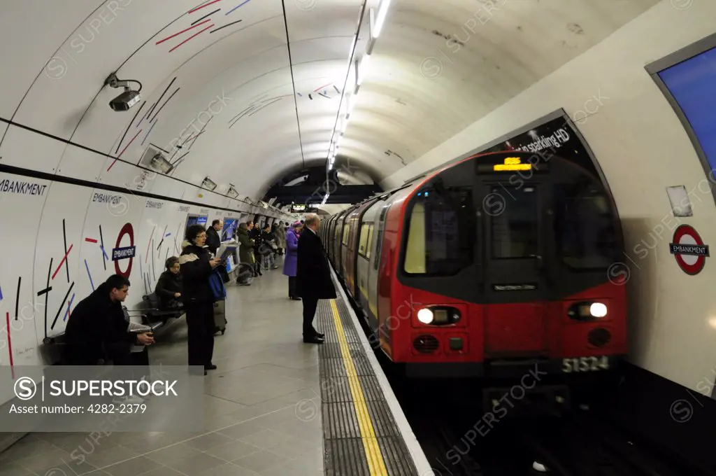 England, London, Embankment. A Northern line tube train arriving at Embankment Underground station.