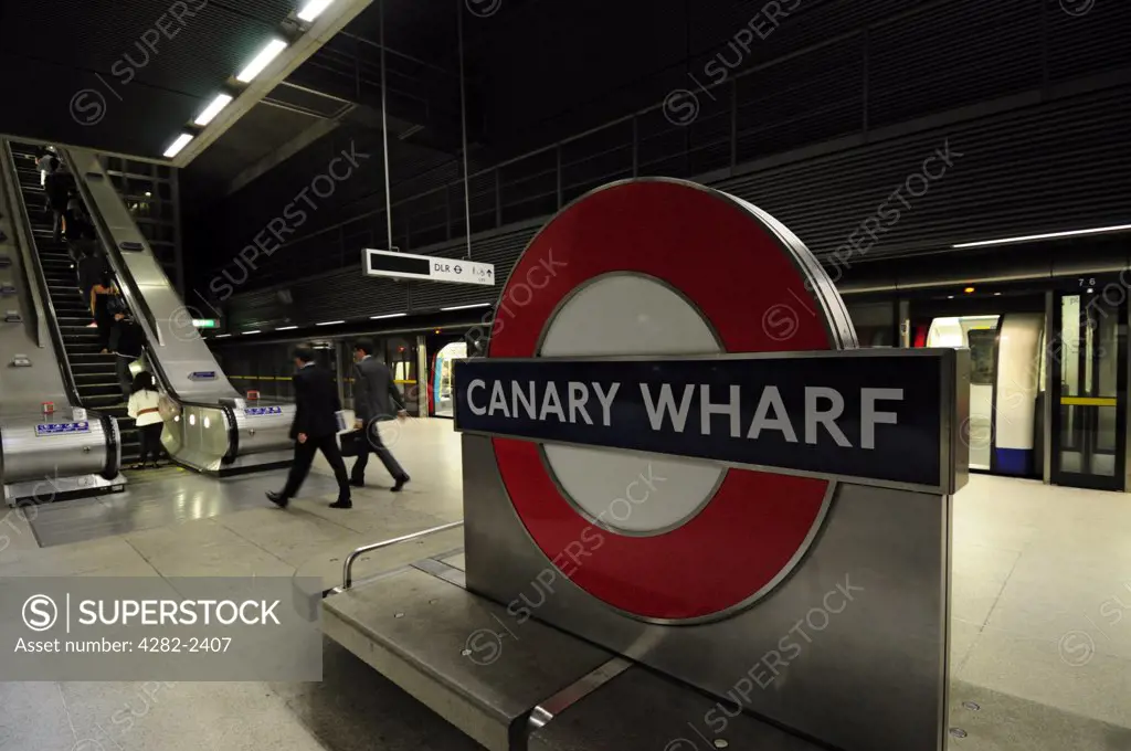 England, London, Canary Wharf. Passengers getting off a Jubilee line train at Canary Wharf Underground Station.
