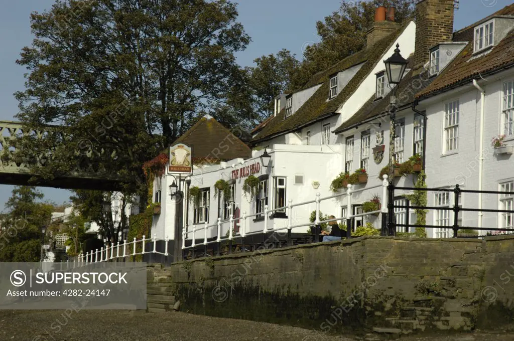 England, London, Chiswick . The Bulls Head pub next to the River Thames at Strand on the Green.