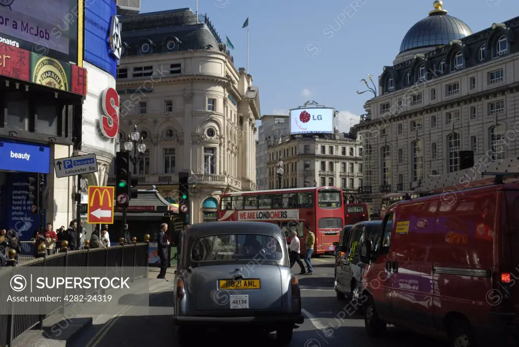 England, London, Piccadilly Circus. Traffic passing through Piccadilly Circus.