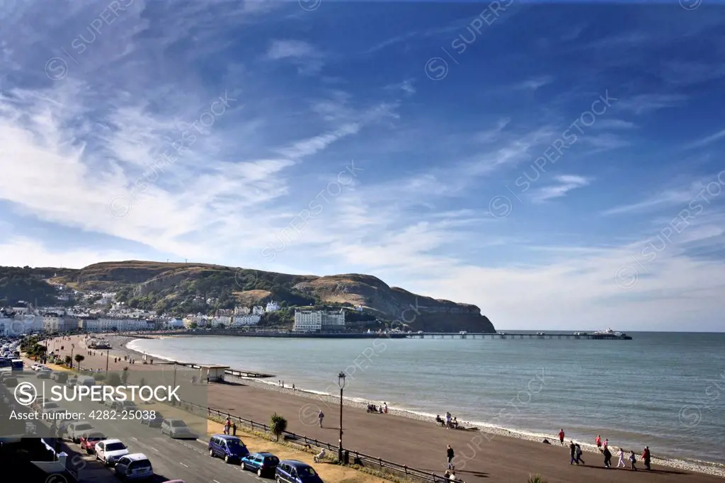 Wales, Gwynedd, Llandudno. A view over North Shore at Llandudno and to the Great Ormes Head. The 679 foot high Great Ormes Head is a huge limestone hillside at the end of the peninsula.