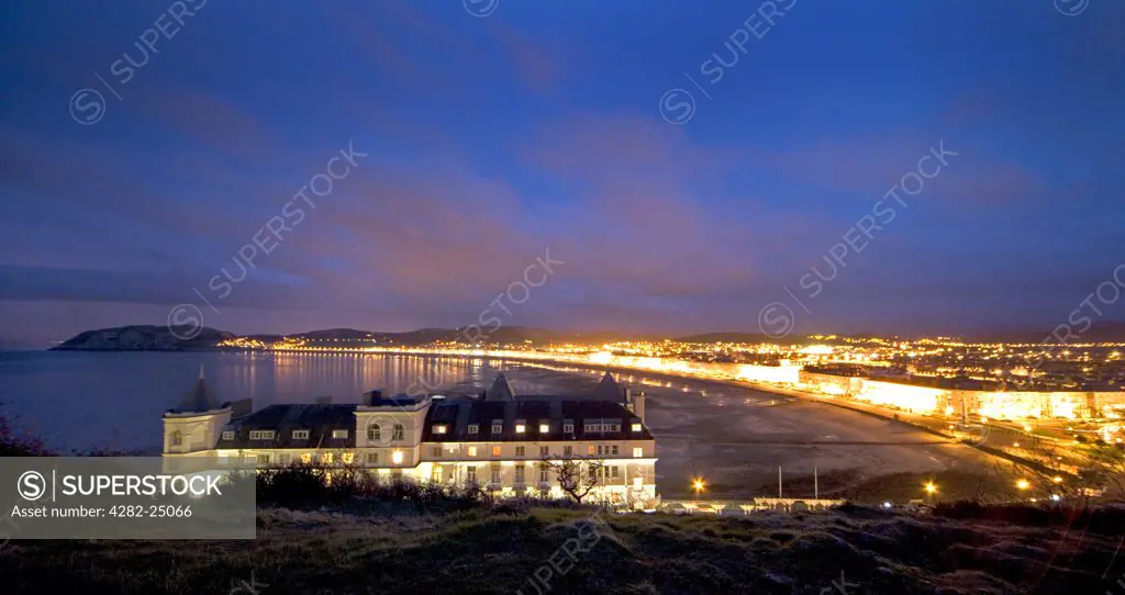 Wales, Gwynedd, Llandudno. A view to Little Orne from Llandudno. Llandudno lies between the Great Orme and the Little Orme, with the Irish Sea on one side and the estuary of the River Conwy on the other.