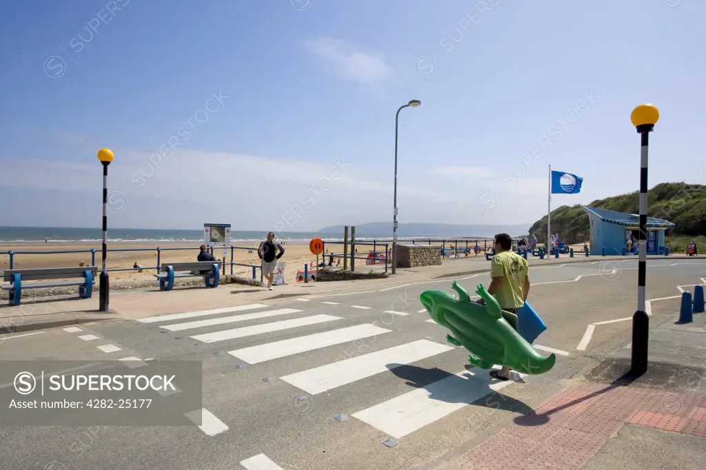 North Wales, Isle of Anglesey, Benllech. Zebra crossing on the beachfront at Benllech Sands. One of Anglesey's most beautiful beaches and winner of the European Blue Flag award for 2004.