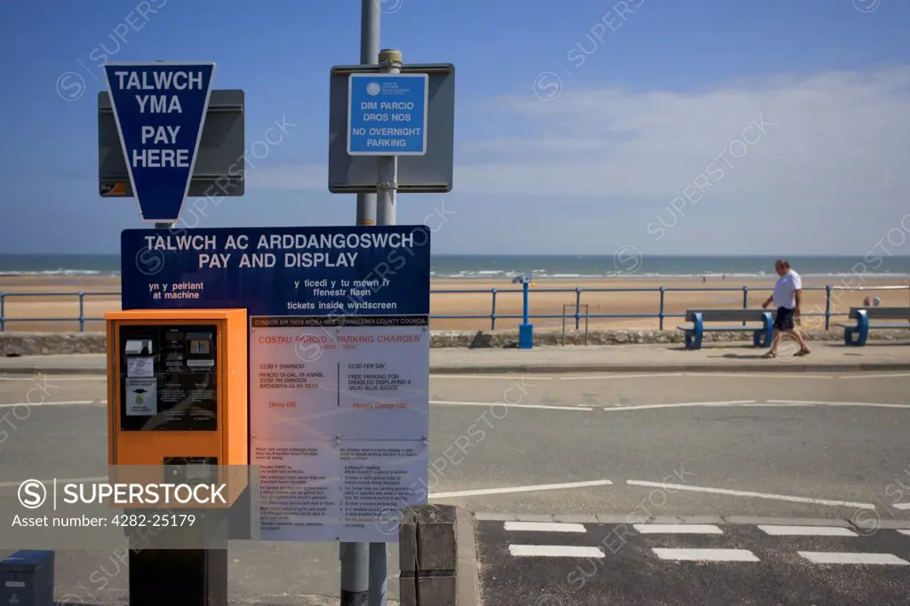 North Wales, Isle of Anglesey, Benllech. Parking meter on the beachfront at Benllech Sands. One of Anglesey's most beautiful beaches and winner of the European Blue Flag award for 2004.