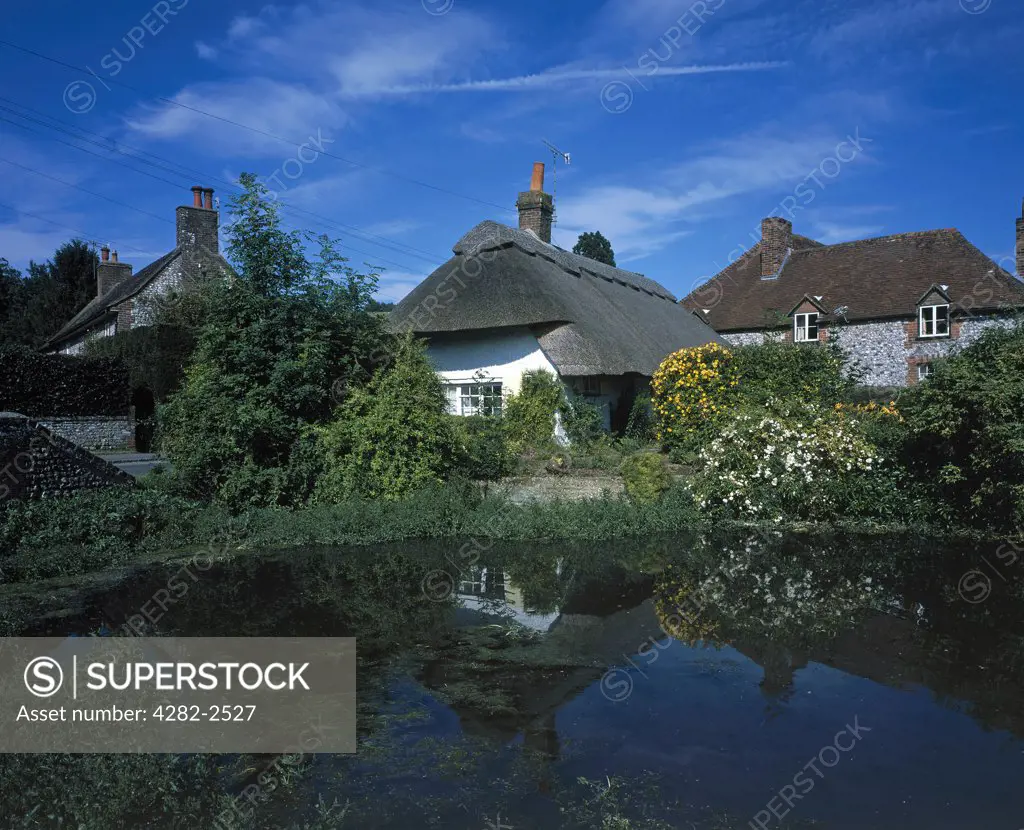 England, West Sussex, Singleton. Cottage beside the pond at Singleton.