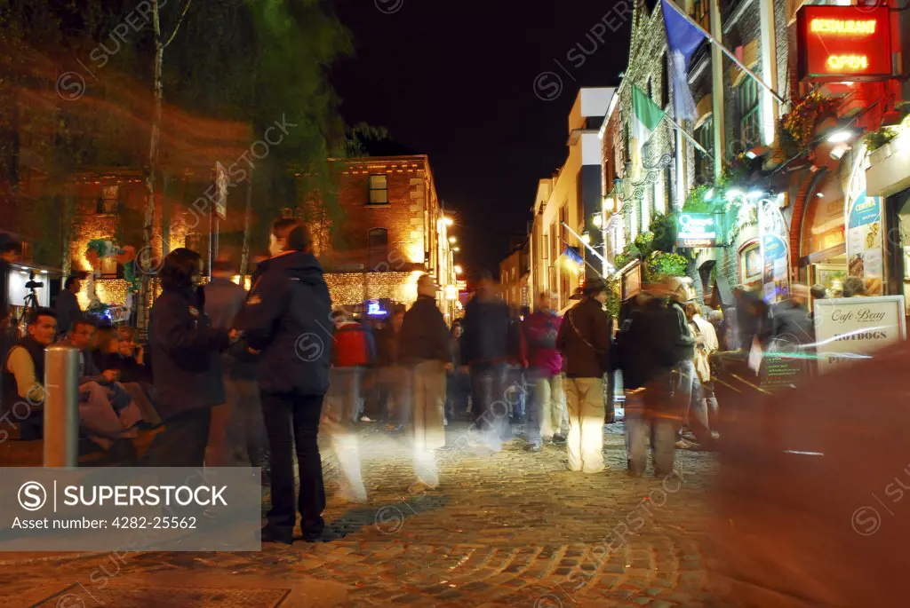 Republic of Ireland, Dublin, Temple Bar. The busy nightlife of the Temple Bar area in Dublin.